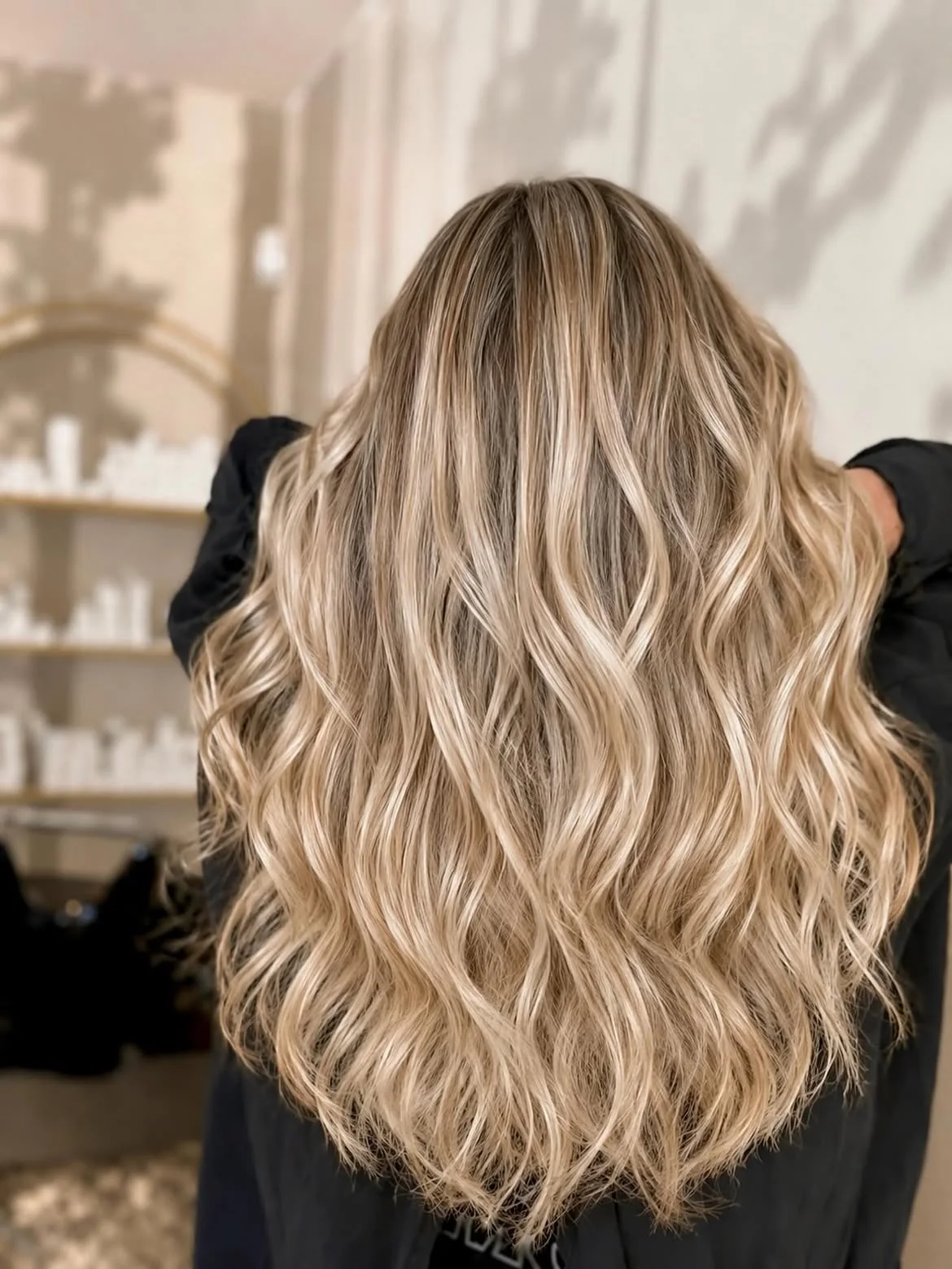 Balayage blond sur cheveux longs ondulés réalisé au salon LM Coiffure à Audenge