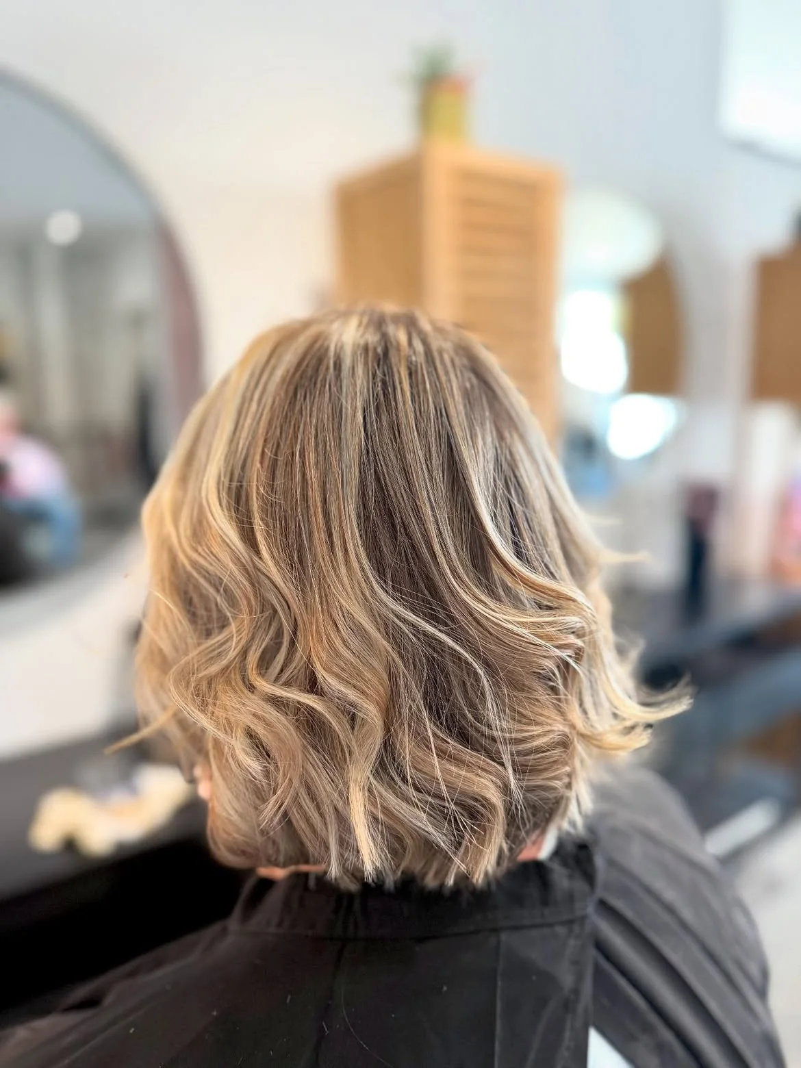 Balayage blond sur carré ondulé réalisé au salon LM Coiffure à Audenge
