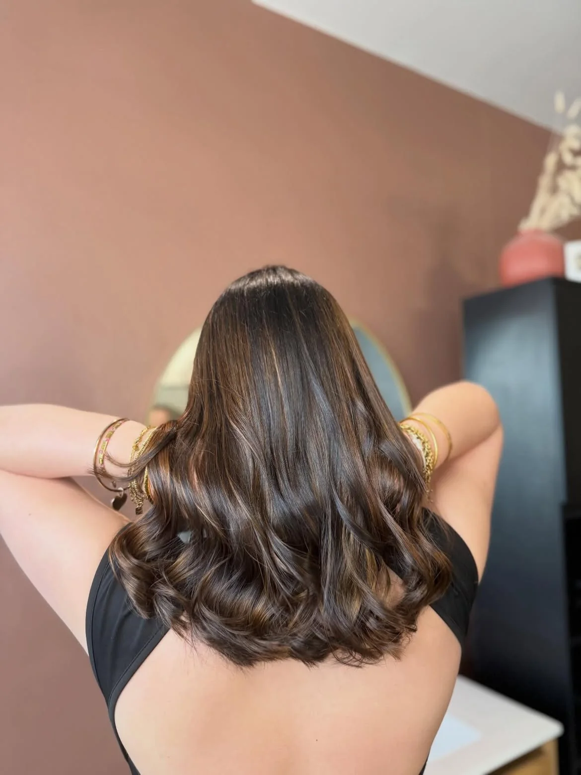 Balayage chocolat sur carré long ondulé réalisé au salon LM Coiffure à Audenge