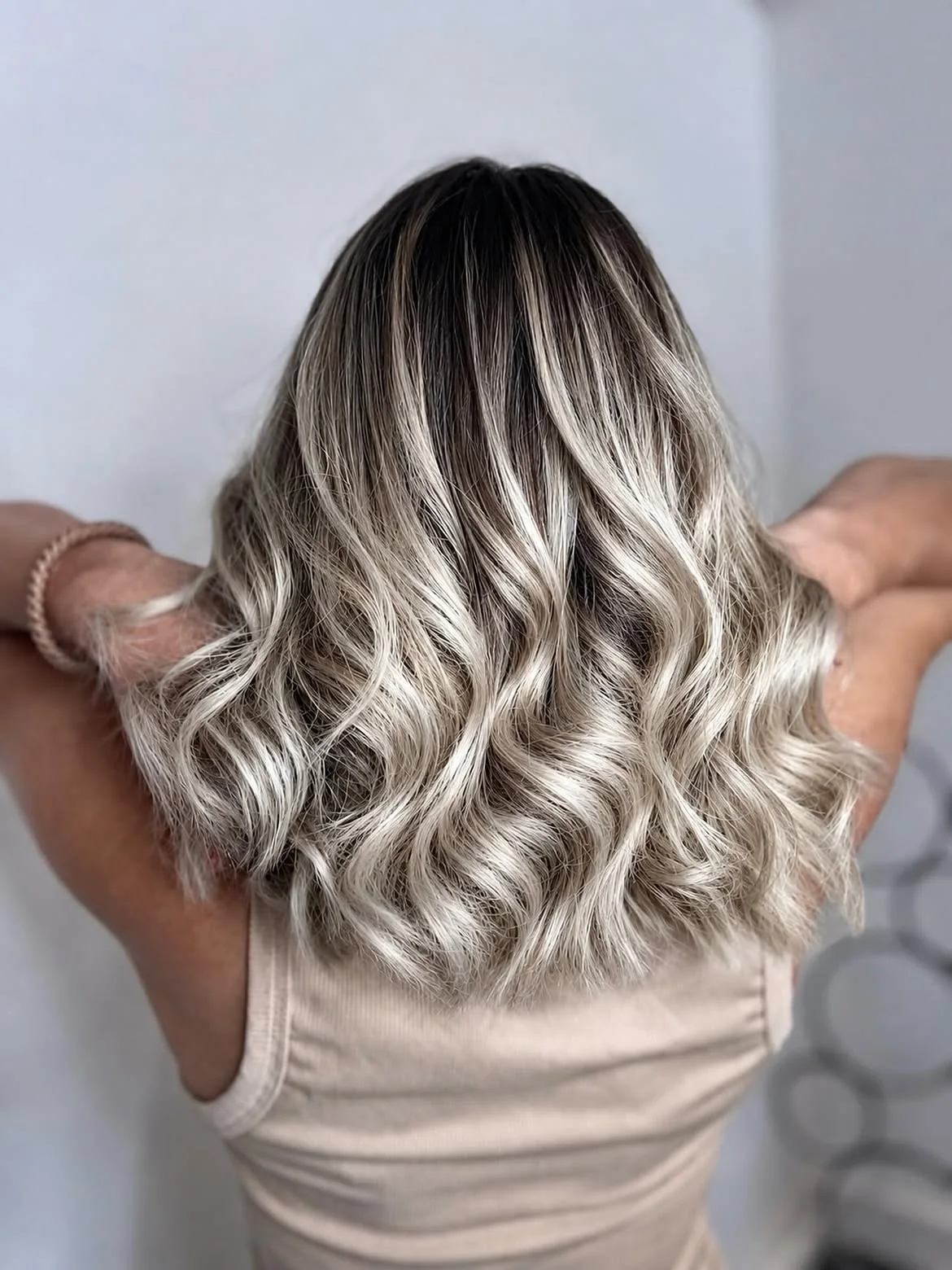 Balayage platine et ondulations réalisés chez LM Coiffure, salon de coiffure à Audenge