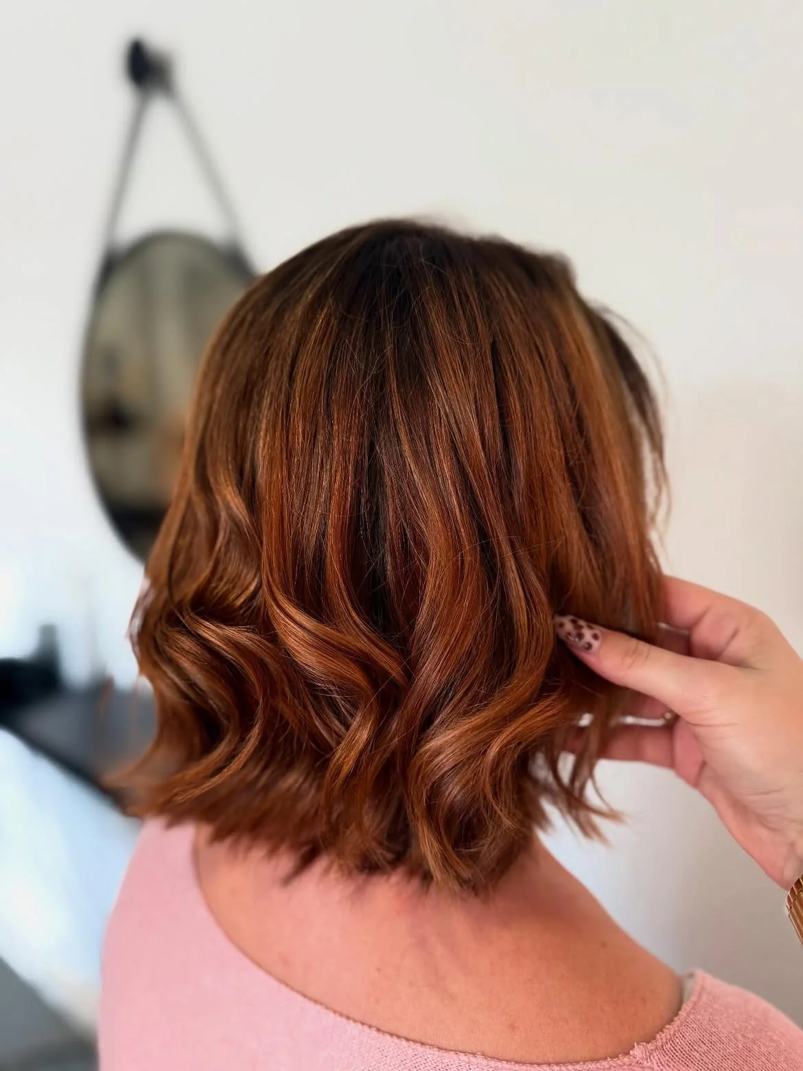 Coloration cuivrée sur carré ondulé réalisée au salon LM Coiffure à Audenge