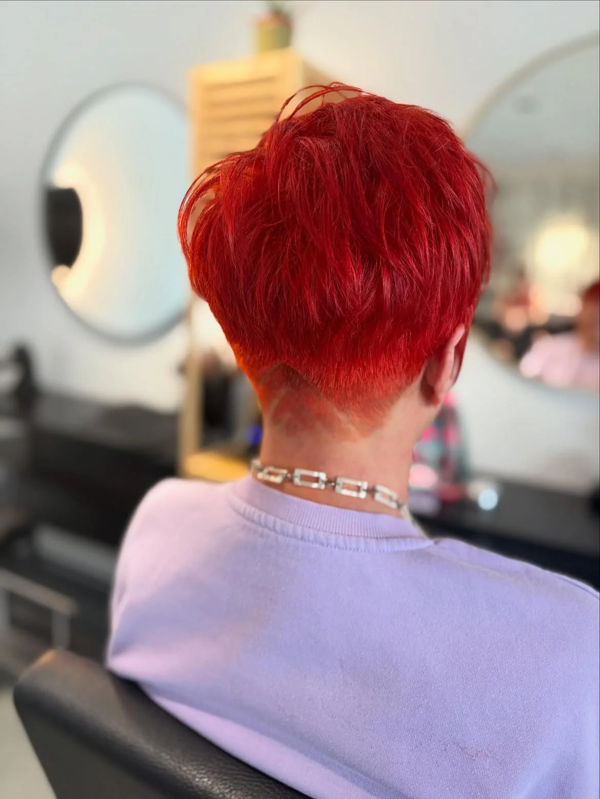 Coloration rouge vif sur coupe courte réalisée au salon LM Coiffure à Audenge