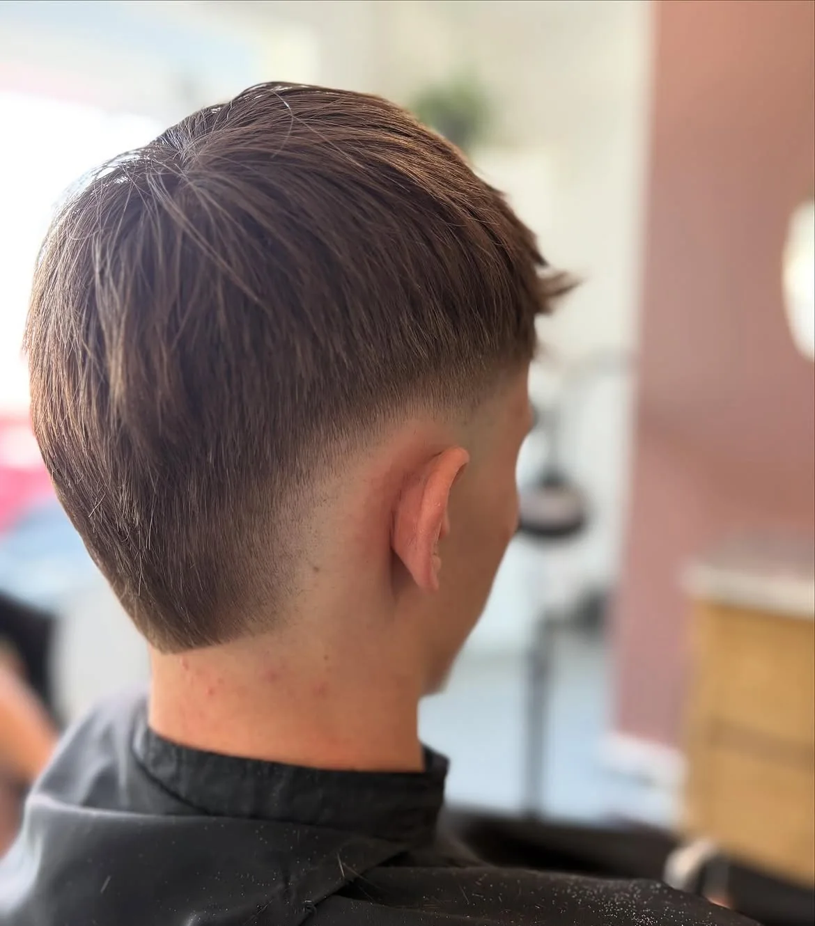 Dégradé bas sur cheveux châtains réalisé par le barbier de LM Coiffure à Audenge