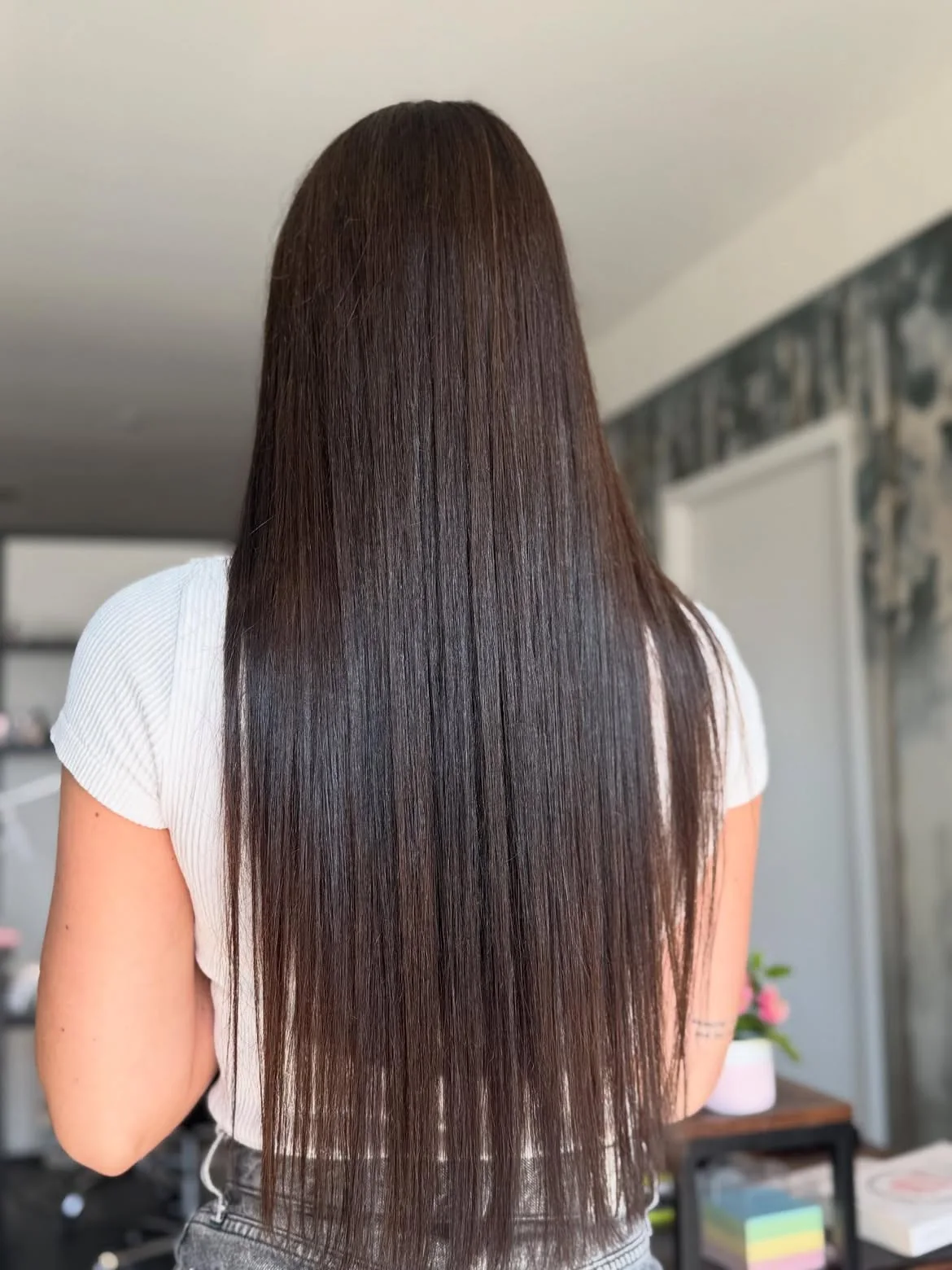 Lissage brillance sur cheveux bruns très longs réalisé au salon LM Coiffure à Audenge